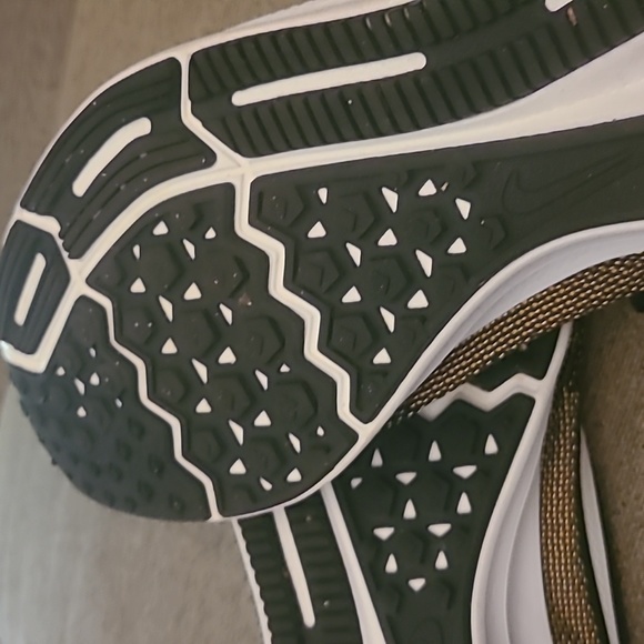 Nike - Picture 3 of 3